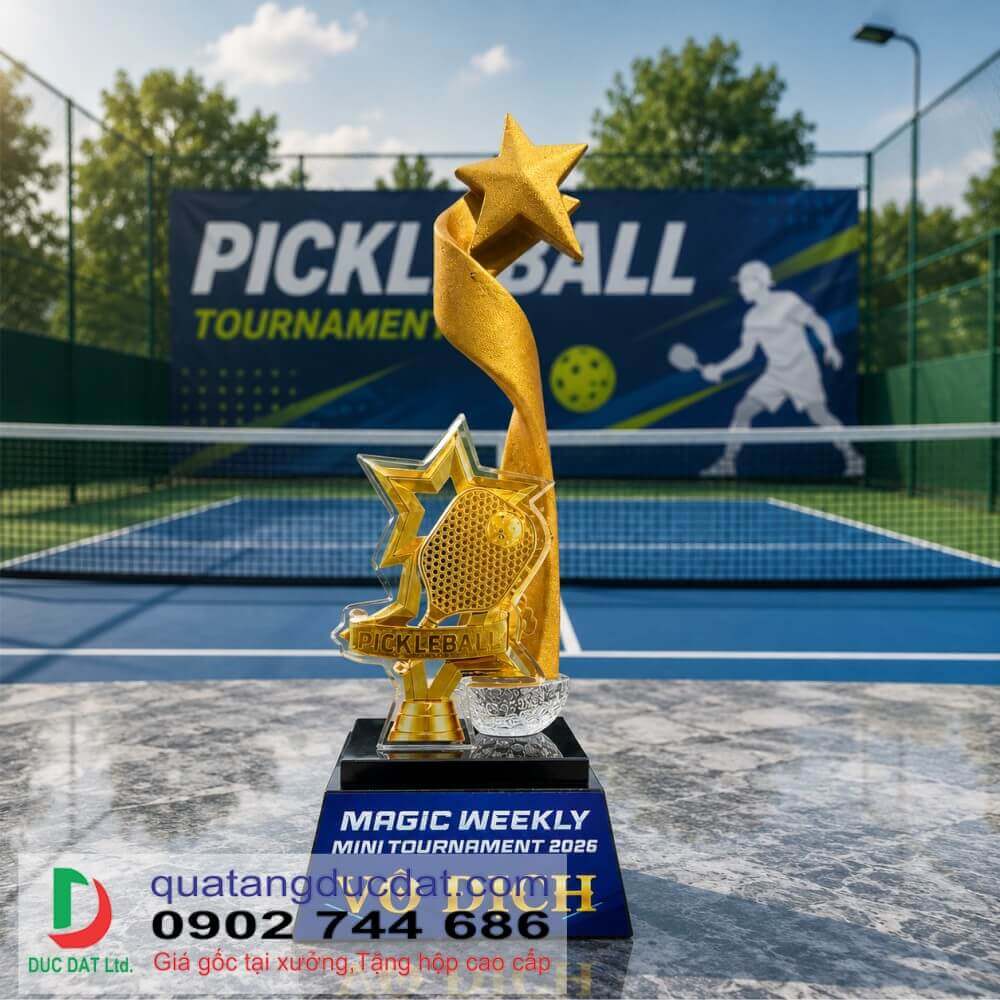 Cận cảnh Cúp Pickleball 57 màu vàng ánh kim, thân cúp uốn lượn và bảng tên giải Pickleball theo yêu cầu.