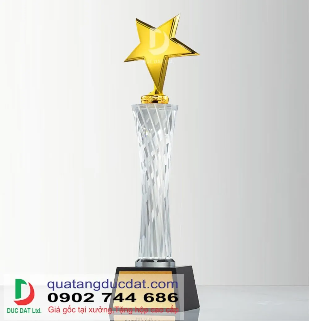 Cúp pha lê 182 vinh danh ngôi sao – Quà tặng Đức Đạt