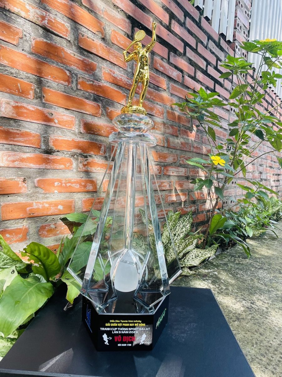 Cúp tennis pha lê thiết kế tinh tế, quà tặng thể thao ý nghĩa