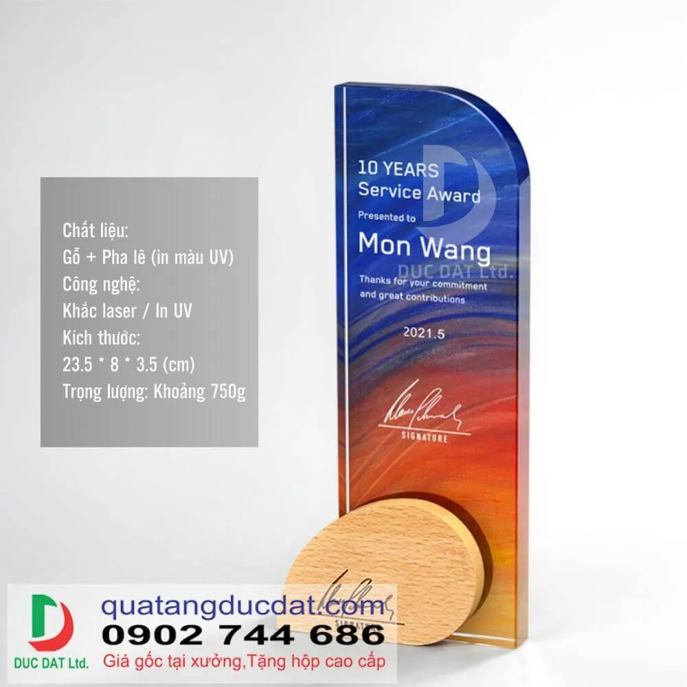 Kỷ niệm chương pha lê đế gỗ 32 khắc laser tinh xảo