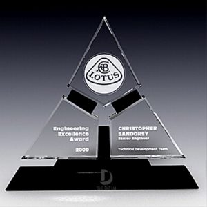 Kỷ niệm chương pha lê hình tam giác được tạo thành từ sự kết hợp giữa pha lê trắng và pha lê đen.
 
 Kỷ niệm chương hình tháp tam giác chỉ